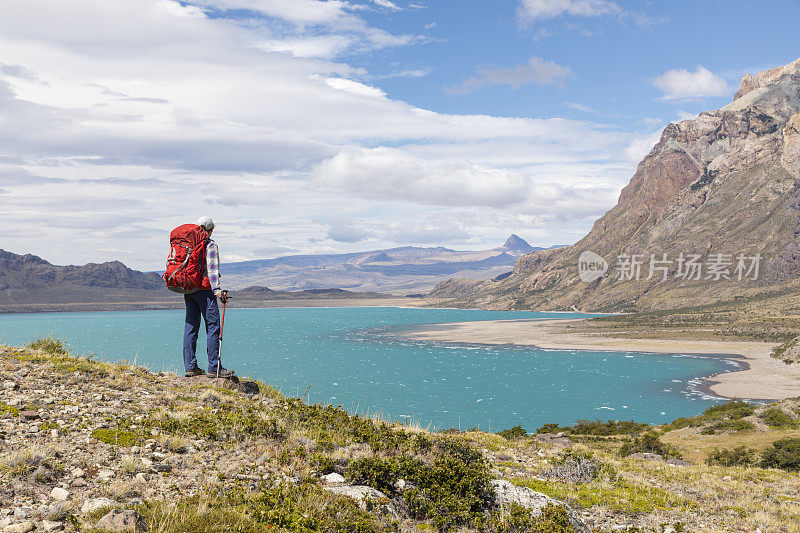 在湖上徒步旅行的女人