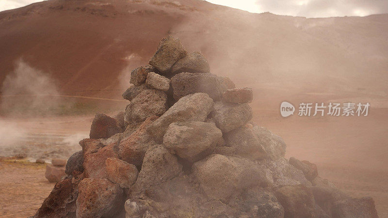 Hverarond地热区域。嘶嘶的蒸汽喷口