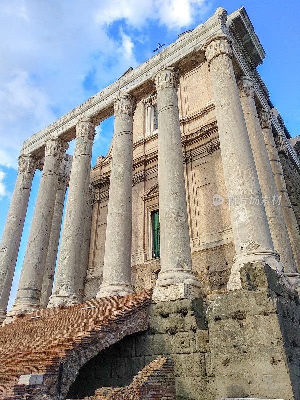 罗马的安东尼和福斯蒂娜神庙从下面被占领
