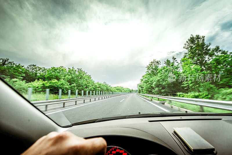 在高速公路上开车