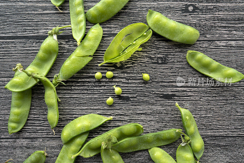 新鲜的生豌豆和豆荚