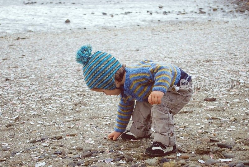 冬天河口海滩的幼童