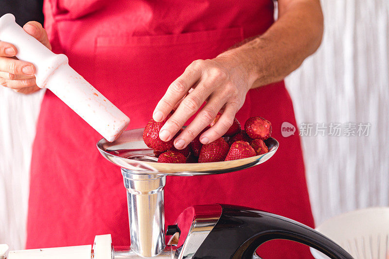 草莓酱准备，食品加工机特写