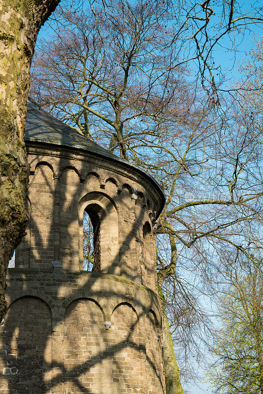 位于荷兰奈梅亨的瓦尔霍夫公园的巴巴罗萨废墟或圣马丁教堂