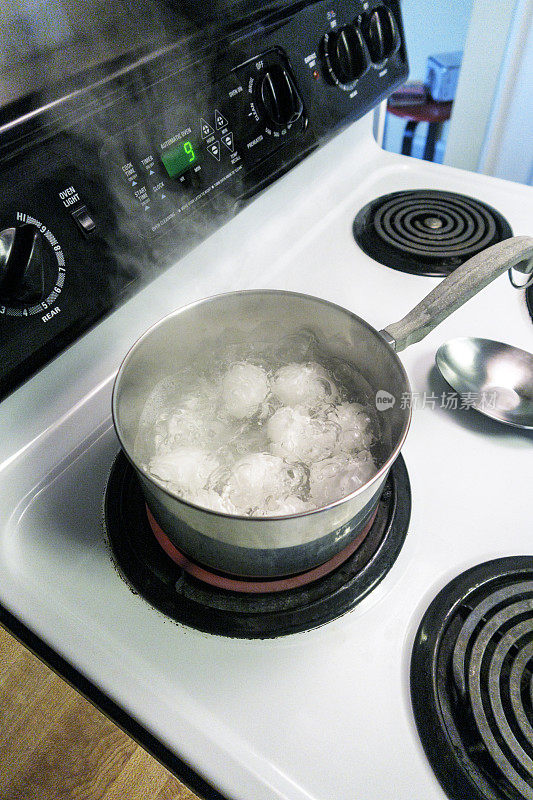 装满鸡蛋，用冒热气的开水煮