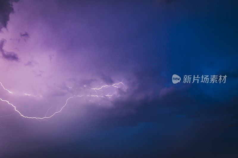 夏天湖面上黑暗夜空中的闪电