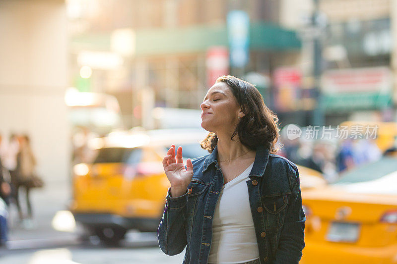 纽约市的一个女人在摸她的头发