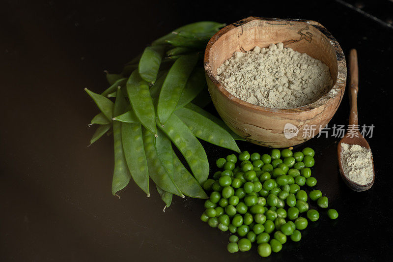 豌豆蛋白粉和抓拍豌豆肖像