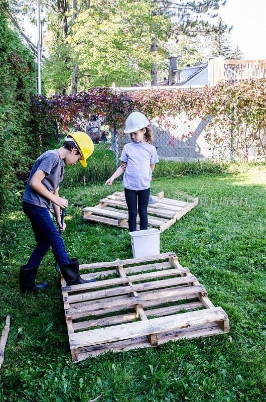 两个孩子在玩木托盘