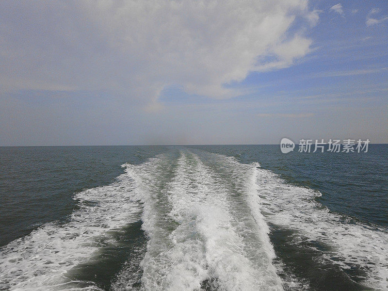 在明媚的夏日，从游船上划过的海洋。从超级董船看