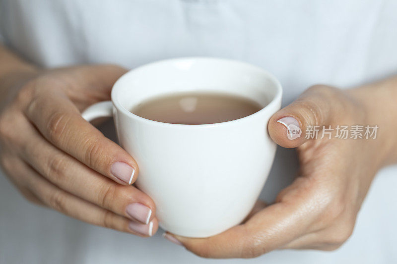 一杯茶的女人