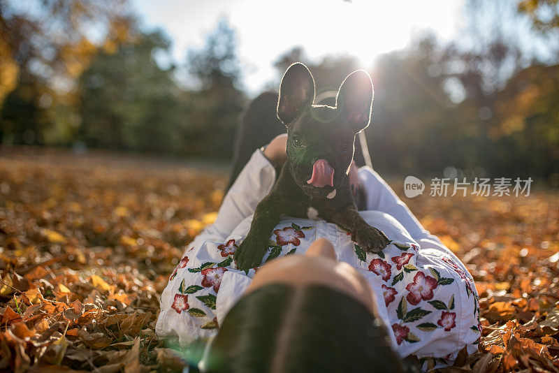 女孩和法国斗牛犬在公园里度过了一天