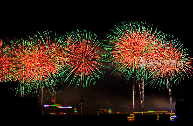 夜空焰火表演，庆祝新年的到来