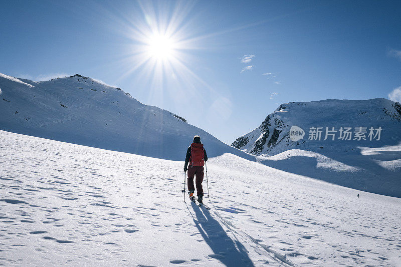 滑雪登山运动员攀登积雪的山脊线