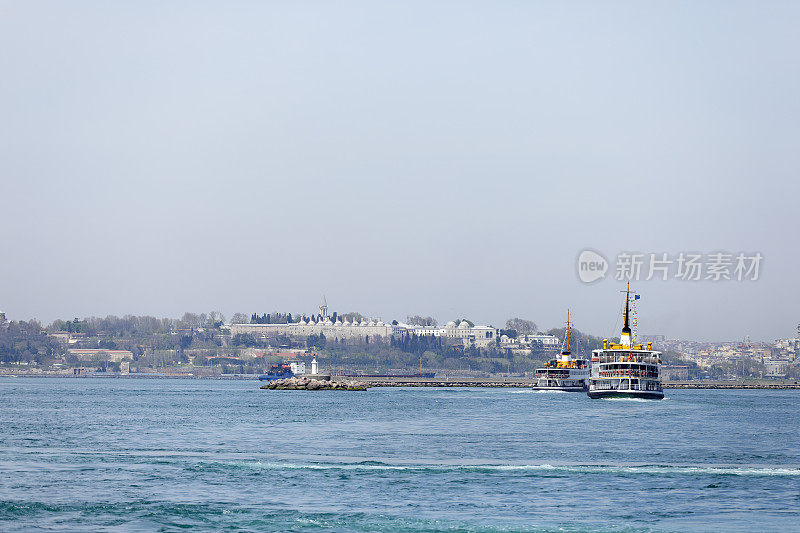 从土耳其伊斯坦布尔的卡迪科伊渡轮码头眺望