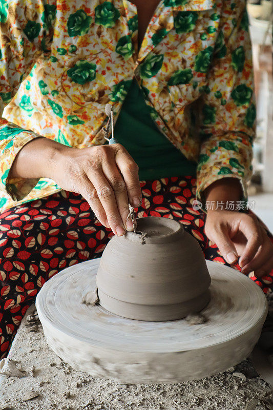 女人做陶器