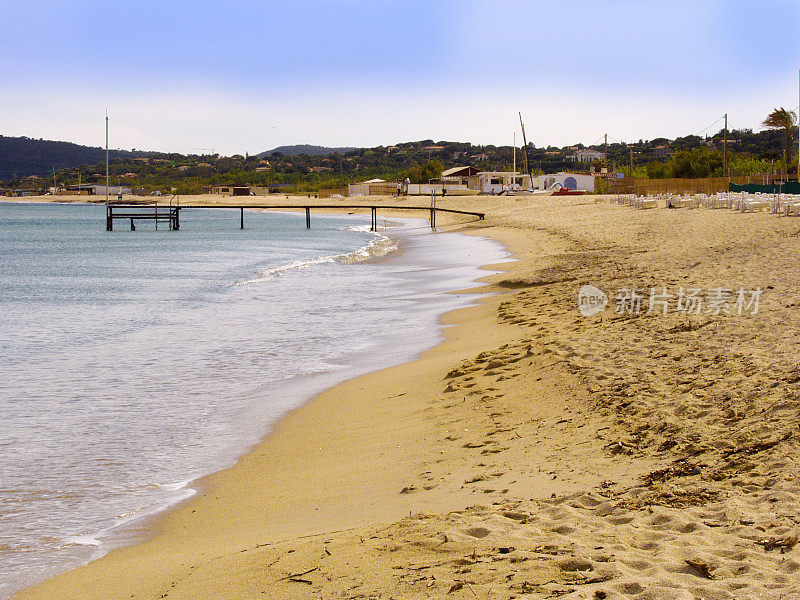 圣特罗佩瓦尔普罗旺斯海岸南部法国-世界著名的旅游胜地和度假胜地在一个温暖阳光明媚的夏日。大溪地海滩广场。