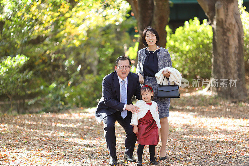 日本父母和他们的女儿在志一去桑庆祝