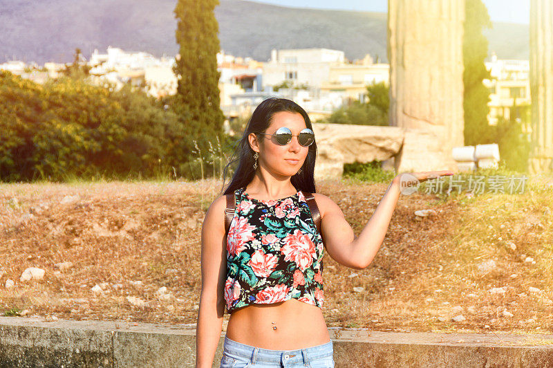 年轻女子在雅典的古希腊遗址旅游