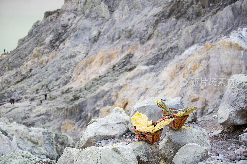 硫磺湖和冒烟的矿山山早上在卡瓦伊真火山印度尼西亚东爪哇