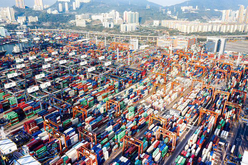 中国香港贸易工业集装箱码头的彩色集装箱。俯视图无人机航拍