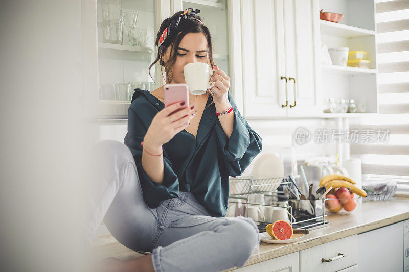 年轻女子喝着清晨的第一杯咖啡