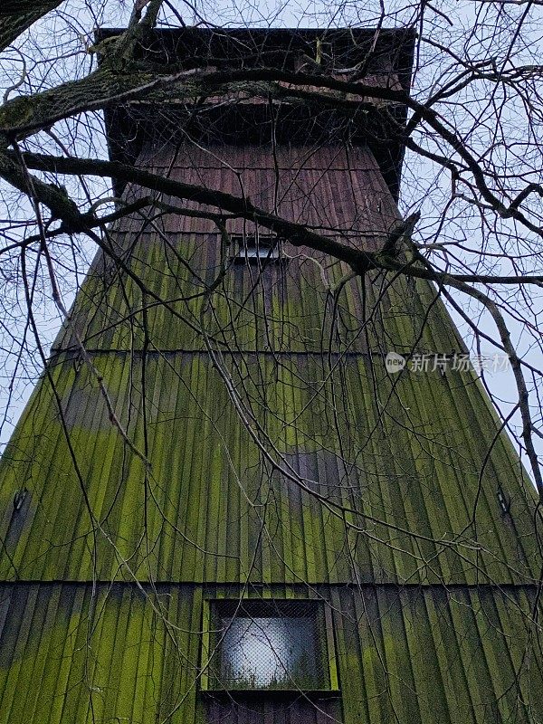 游客的木制瞭望塔