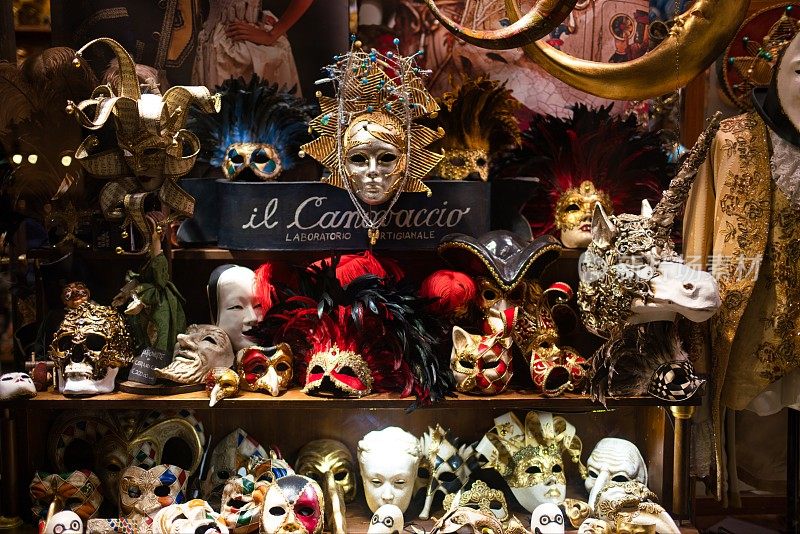 意大利威尼斯书架上的面具