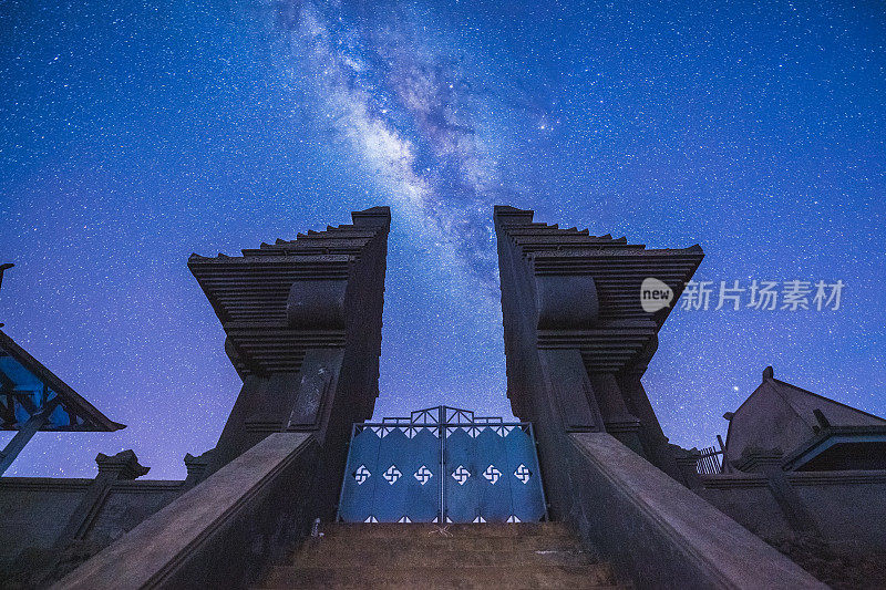 在印度尼西亚东爪哇溴火山星夜银河系