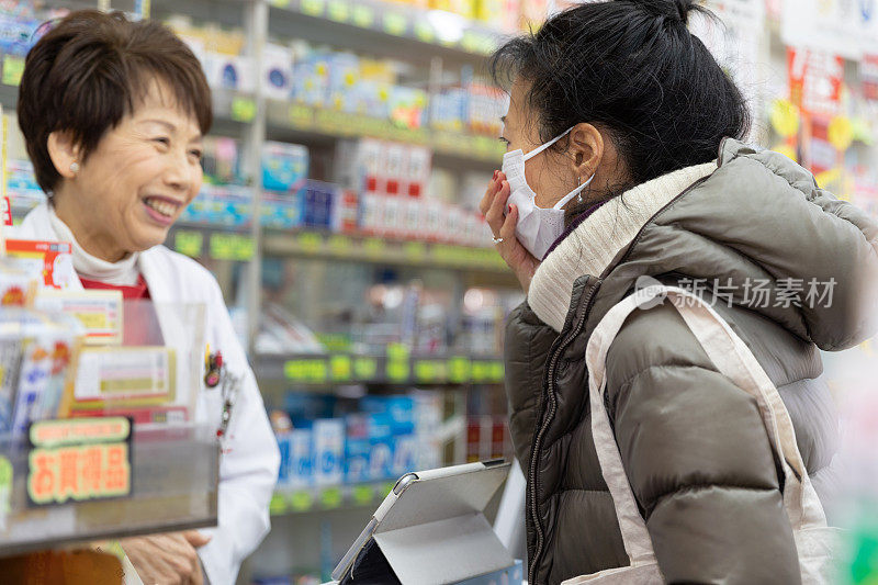 一个日本女人在药店里嘘嘘