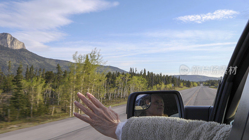 透过车窗可以看到女人开车的画面