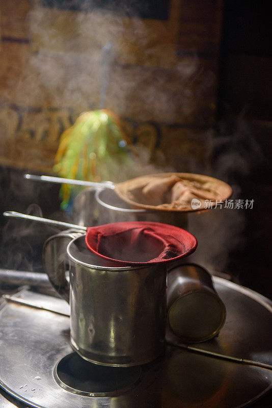 传统港式奶茶机放在蒸笼上