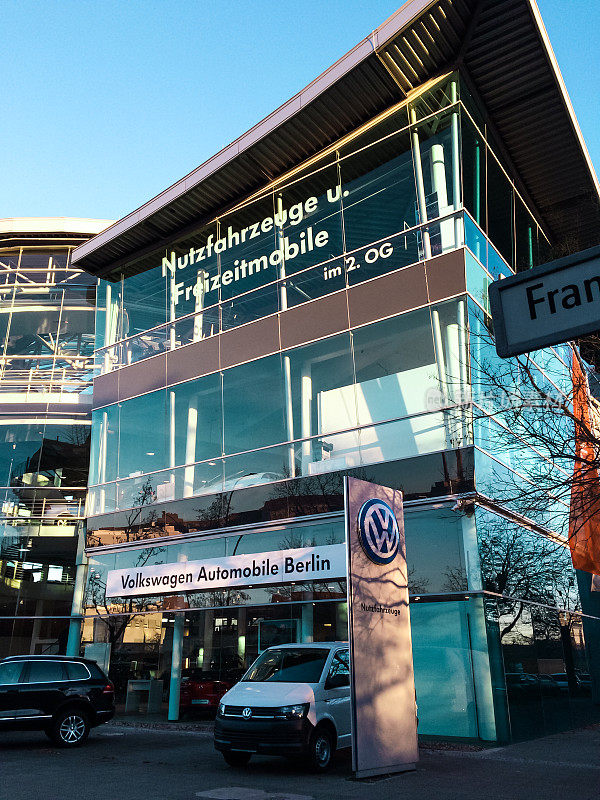 德国柏林Franklinstr的大众汽车商店前面。