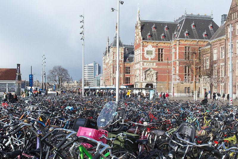 阿姆斯特丹中央火车站前的自行车停放处。