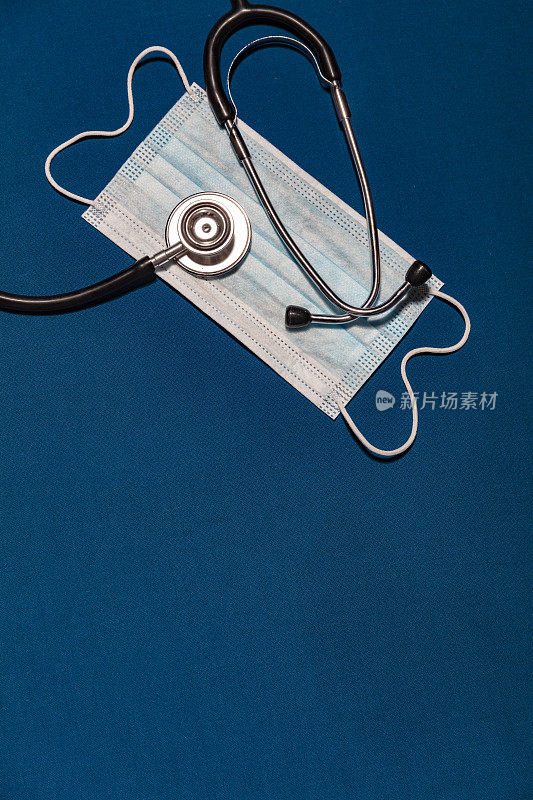 医用防病毒口罩和听诊器。