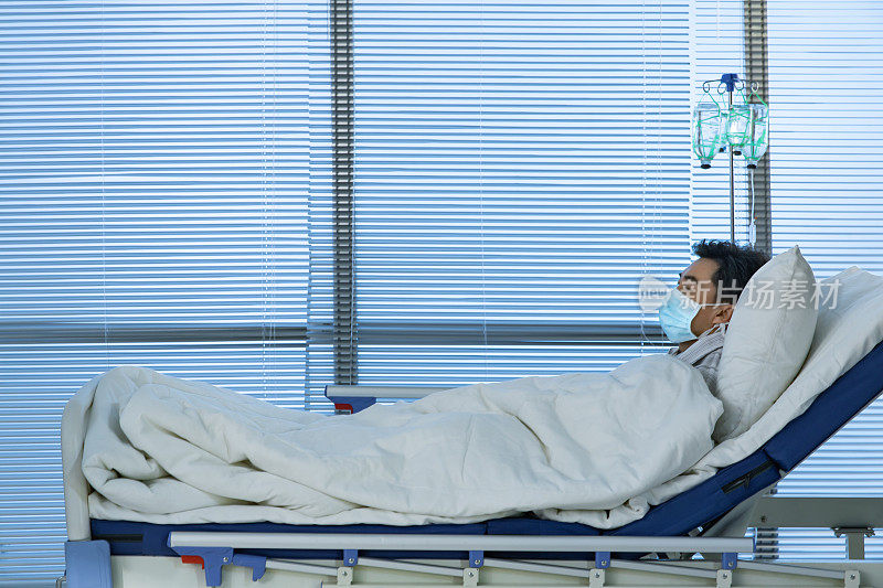 患者躺在医院的病床上