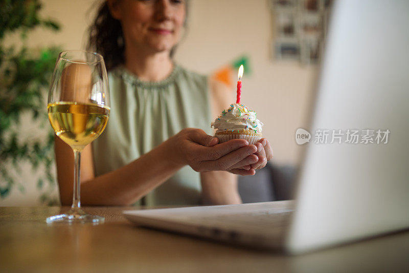 独自在家庆祝生日的女人