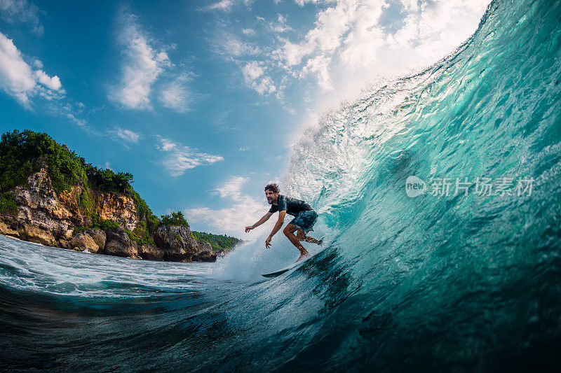 2019年4月17日。印尼巴厘岛。冲浪者在桶波冲浪板上冲浪。专业海上冲浪