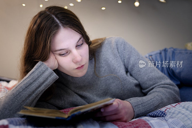 少女在禁闭期间在家接受教育