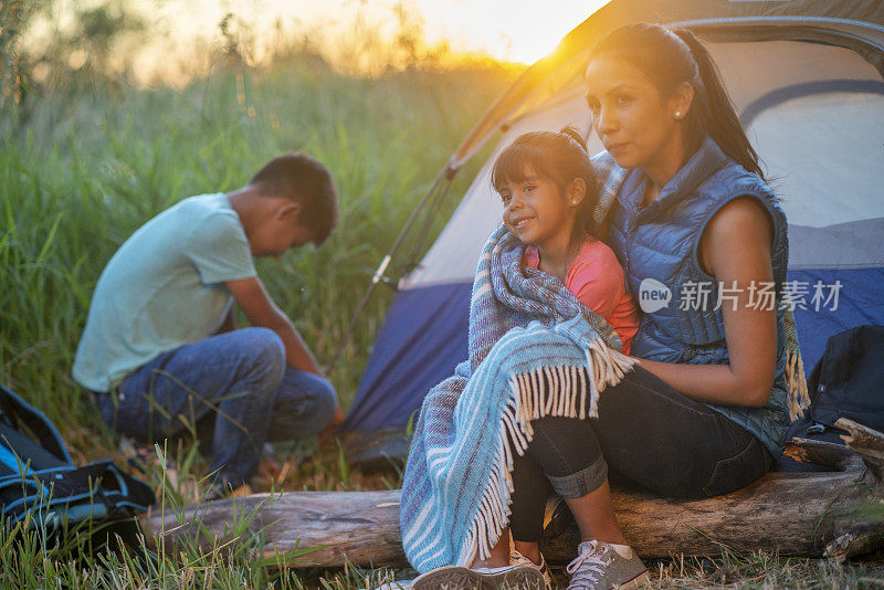 西班牙家庭徒步旅行和露营