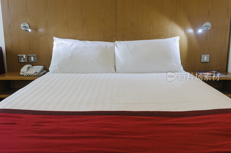 典型的旅馆双人床