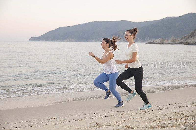 体育训练。年轻女子放松在海边的沙滩上锻炼。健康生活，海滩度假