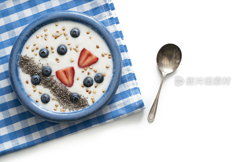 自制酸奶蓝碗健康早餐与奇亚草莓，黑莓他孤立在白色