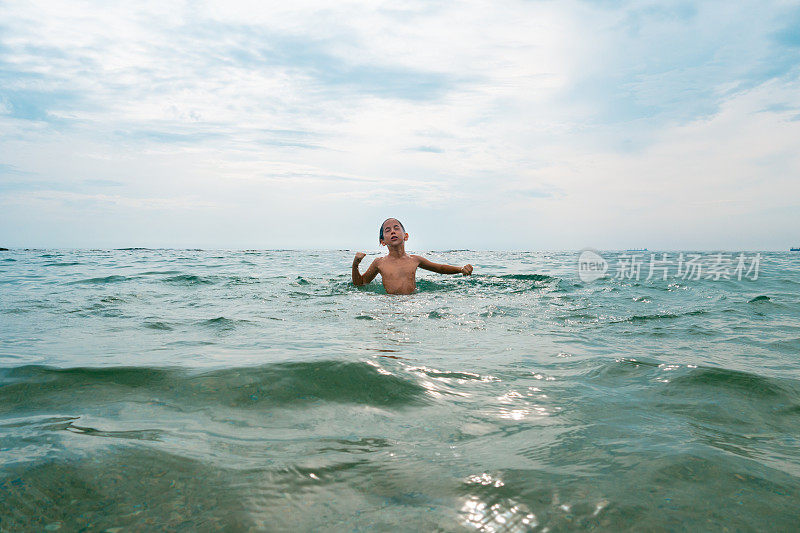 男孩夏天的乐趣在海上