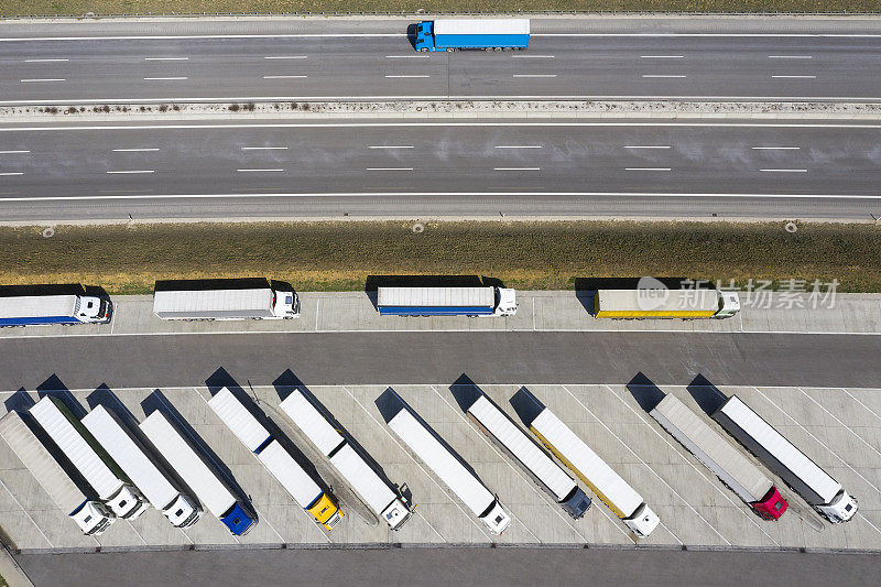 公路卡车站的卡车，鸟瞰图