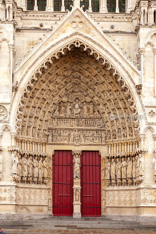 亚眠大教堂入口——位于法国的中世纪哥特式天主教长方形会堂