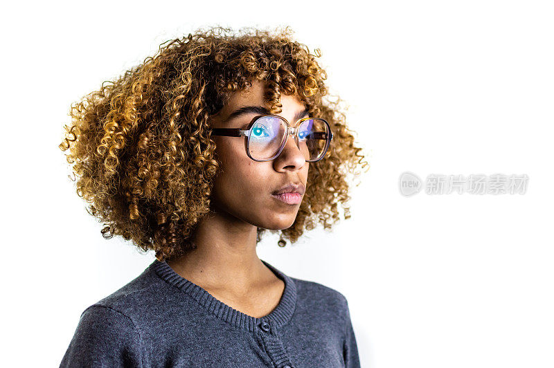 一个年轻的黑人妇女在肖像画室的家里，戴着眼镜