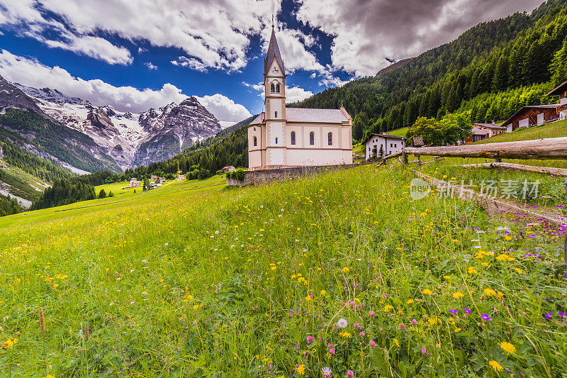 教堂和斯蒂夫斯村庄在田园诗般的风景，靠近帕索德拉斯特尔维奥-南蒂罗尔阿尔卑斯山，意大利