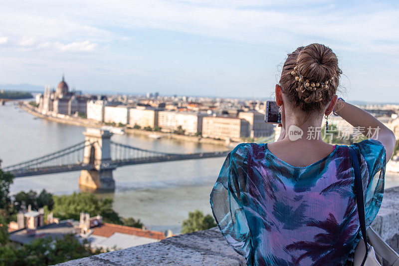 年轻的女游客正在拍摄匈牙利布达佩斯