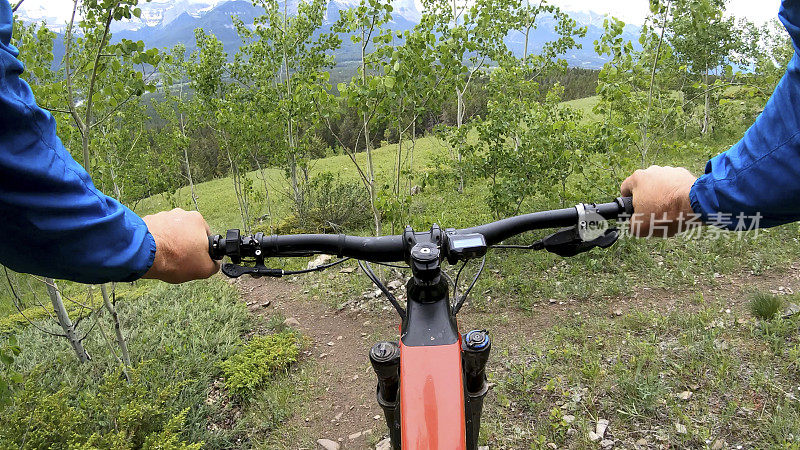 山地电动摩托车沿着森林小径骑行